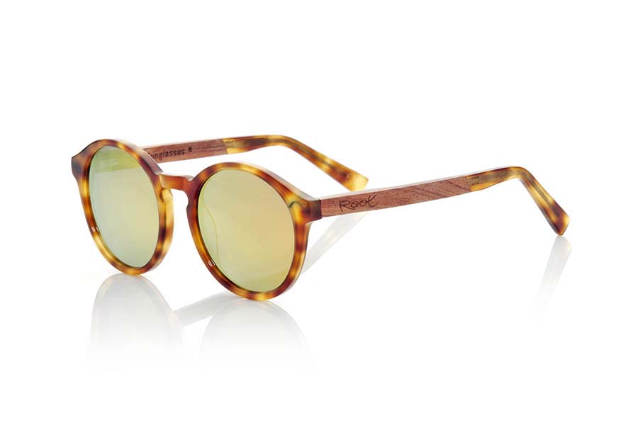 Gafas de Madera Natural de Palisandro AKTUA. Las gafas de sol AKTUA de la serie MIXED PREMIUM están fabricadas con el frontal en acetato de calidad en color carey claro y las varillas en madera de PALISANDRO natural terminadas en varilla cubiertas de acetato carey  que permiten ser ajustadas en caso necesario. Se trata de un modelo redondeado de formas sugerentes que quedan perfectamente a personas de ambos sexos y han sido combinadas de serie con lentes marrones o Naranja REVO. Te sorprenderá la calidad de los materiales y su terminación perfecta. Medida frontal: 140x51mm Venta al Por Mayor y Detalle | Root Sunglasses® 